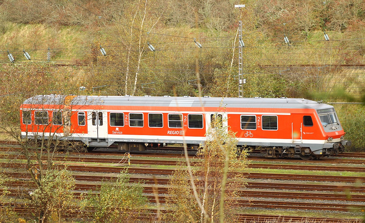 Das letzte  Brandopfer  in Flensburg war der Steuerwagen Bnrbdzf 483.2/50 80 80-34 313-2, der hier abgestellt im alten Bw Bereich Flensburg-Peelwatt steht(Aufnahme entstand ber einen Sperrzaun hinweg). Flensburg 29.10.2013