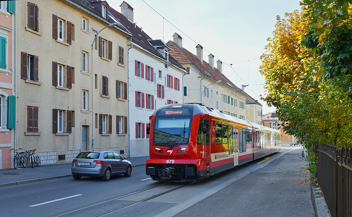 Das letzte Teilstück der CJ führt durch die Rue de Cret in La-Chaux-de Fonds. Wie auf dieser Aufnahme vom 10.10.2025 mit dem ABe 4/12 675 zu sehen ist, müssen die Autofahrer auf die linke Fahrspur ausweichen, wenn ihnen nach Glovelier fahrende Triebwagen entgegenkommen.