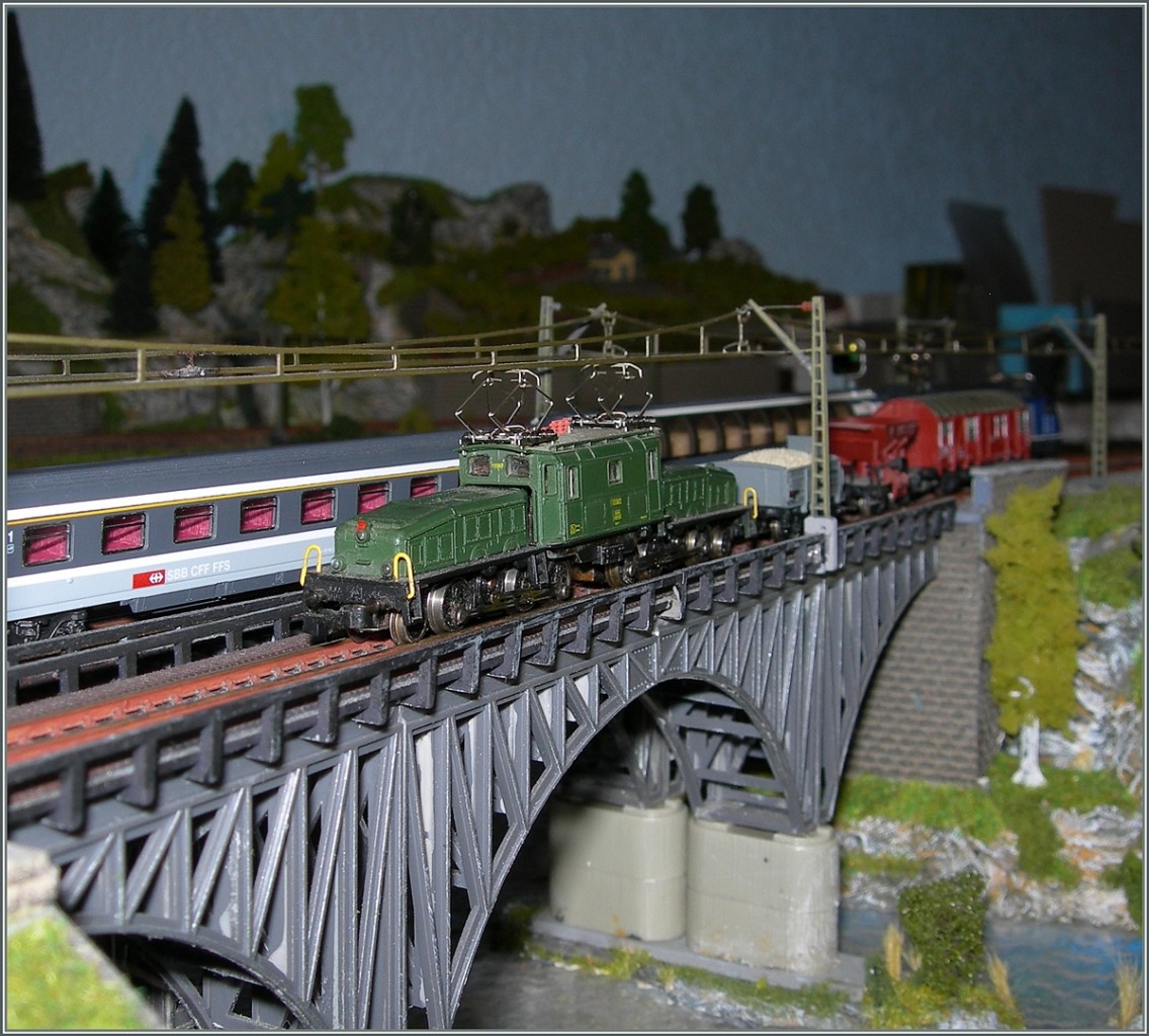 Das Märklin mini-club Krokodil mit neuen Stromabnehmer auf meiner Z-Anlage. 
1. Feb. 2014