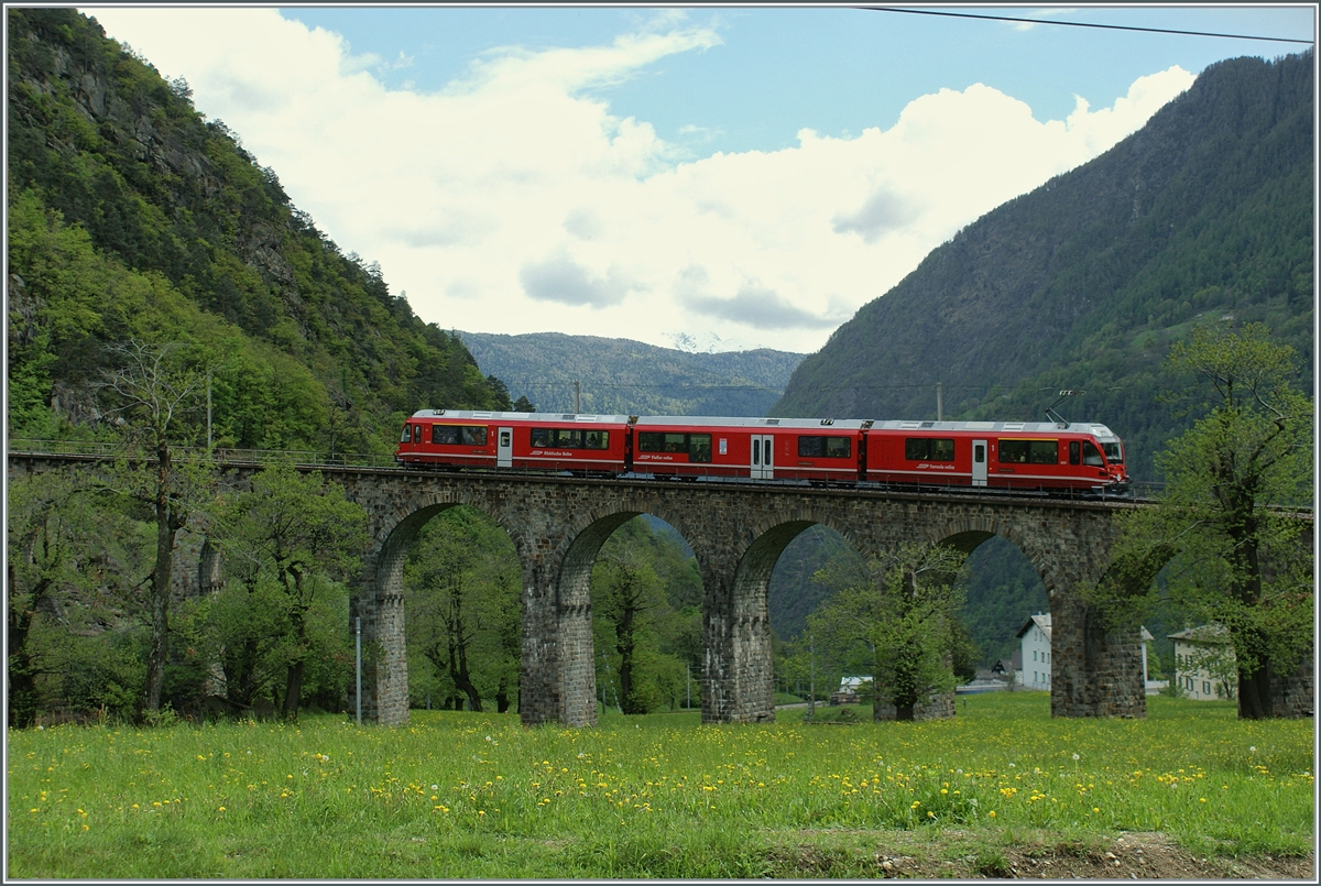 Das Markenzeichen der Berninabahn, der Brusio Kreisviadukt ist gar nicht so einfach aufs Bild zu bekommen. Hier zwei Bilder vom während der Präsentationsfahrten der neuen RhB ABe 8/12  Allegra . Das Bild zeigt den Abe 8/12 3503 auf dem Weg von Tirano nach Poschiavo. 

8. Mai 2021