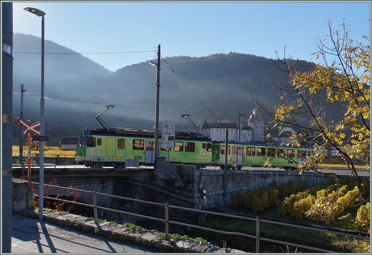 Das Motiv, der A-L Regionalzug auf seiner Fahrt nach Aigle ist zwar etwas verdeckt, aber dafür mit Schloss Aigle im Hintergrund. 
1. Nov. 2015