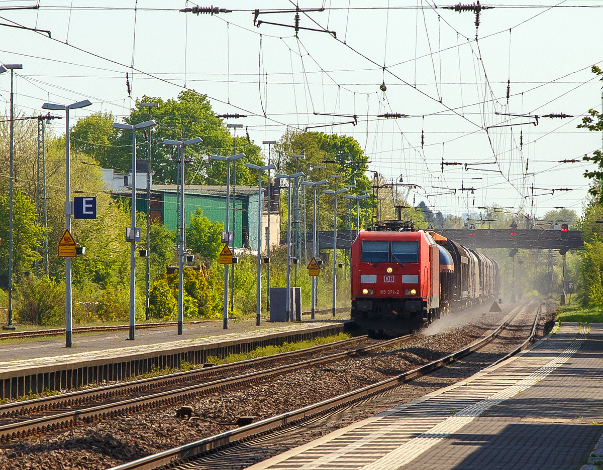 
Das nächste Signal zeigt noch Hp O, so muss die 185 371-2 mit ihrem gem. Güterzug noch stark bremsen vor dem Bahnhof Bonn-Beul am 20.04.2018.