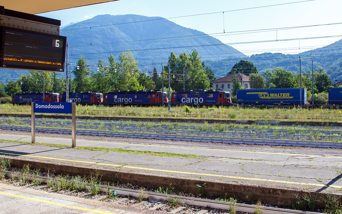 
Das nennt man wohl eine Re 20/20 (Re 6/6 - Re 4/4 - Re 6/6 - Re 4/4) der SBB Cargo die am 04.08.2019 einen langen KLV-Zug durch Domodossola Richtung Simplon zieht. 