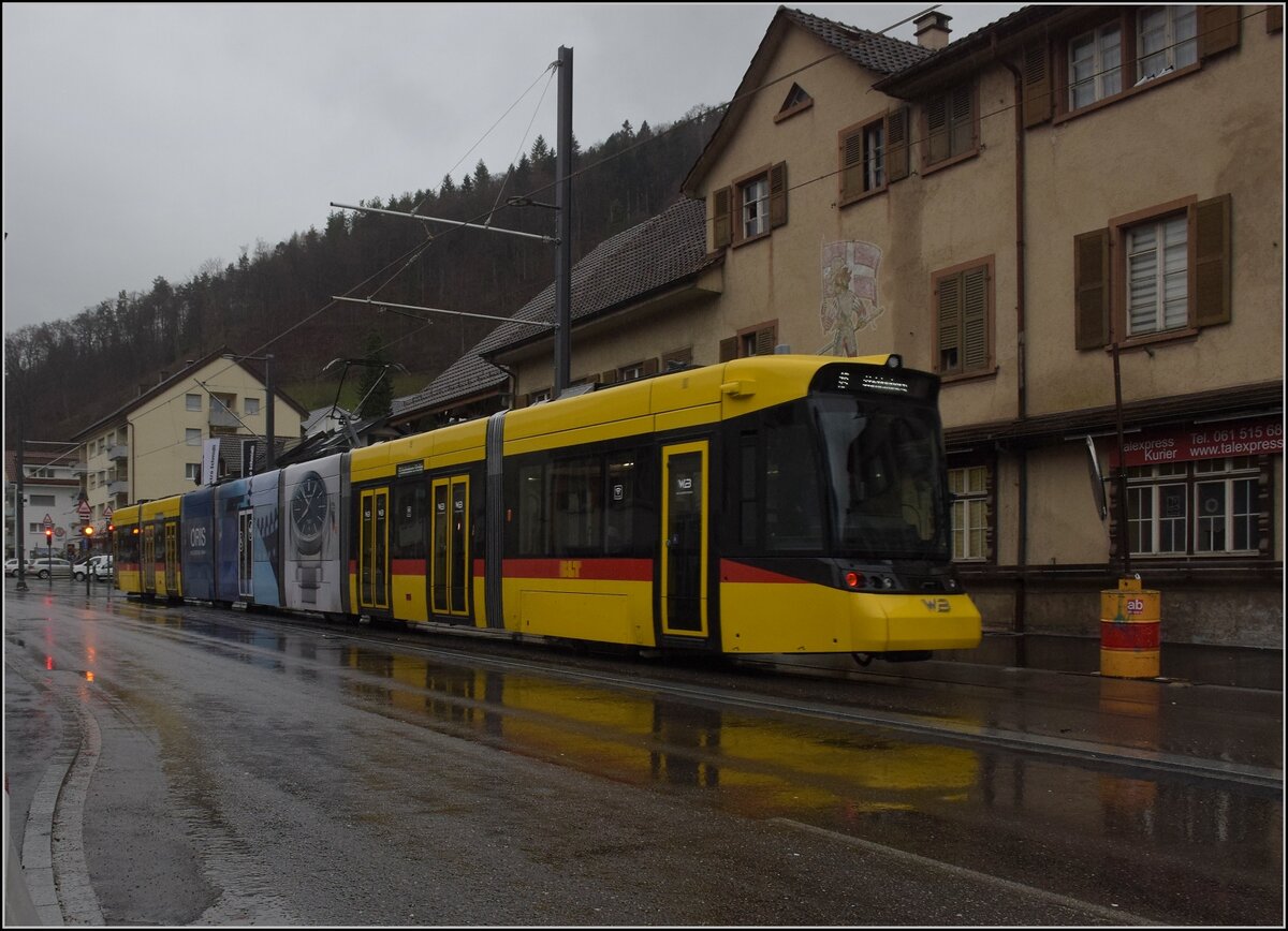 Das neue Waldenburgerli.

Ein wenig anachonistisch wirkt die Bahn auch in Oberdorf. Dezember 2022.
