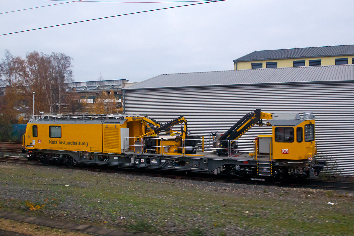 
Das neuste auf dem Markt ein fabrikneues TIF Tunnelinspektionsfahrzeug der Baureihe 705.1....
Hier das TIF 705 102 (Schweres Nebenfahrzeug Nr.99 80 9 146 002-7 D-DB) abgestellt am 26.11.2016 in Troisdorf (aufgenommen aus dem Zug heraus). 

Das TIF 705 102 wurde 2016 von Plasser & Theurer unter der Fabriknummer 6359 gebaut, und erstmals auf der InnoTrans 2016  in Berlin der ffentlichkeit prsentiert. 
Diese TIF der BR 705.1, eine neue Generation von Instandhaltungsfahrzeugen der DB Netz AG die von Plasser & Theurer entwickelt und gebaut werden, sie werden auch als Multifunktionales Instandhaltungsfahrzeug (MISS) bezeichnet. Grundgedanke fr diese Fahrzeuge ist ein Einsatz ber die verschiedenen Gewerke hinaus, dass heit, dass die Fahrzeuge zum einen als herkmmliche Gleisarbeitsfahrzeuge, andererseits aber auch fr die Tunnelinstandhaltung (TIF) und als Schneerumfahrzeug Verwendung finden. Einige der Fahrzeuge werden auch mit ECTS ausgestattet, um auch Aufgaben der Streckeninstandhaltung auf der neuen Schnellfahrstrecken zu knnen. 
Das Tunnel-Inspektionsfahrzeug TIF verfgt ber insgesamt drei Krne deren Reichweite bis zu 14,5 m betrgt. Die gerumige, elastisch gelagerte und schallisolierte Kabine hat ein begehbares Dach mit ausfahrbarem Gelnder.
 
Technische Daten: 
Spurweite: 1.435 mm
Lnge ber Puffer:  23.000 mm  
Drehzapfenabstand:  15.400 mm  
Achsstand im Drehgestell: 2.500 mm  
Lauf- und Treibraddurchmesser: 920 mm
Eigengewicht:  76,5 t
Nutzlast: 1,5 t
Bremse  KB C-KE-PR-H mZ (D) 130 t P 80 t
Hchstgeschwindigkeit  140 km/h 
Anhngelast: 50 t 
Zur Mitfahrt zugel. Personenanzahl: 10 
Kleinster befahrbarer Gleisbogen: R=150m
Zul. Streckenkasse: C2 oder hher
Sonstiges: Einsatz auf Steilstrecken genehmigt