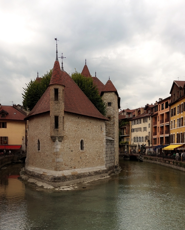 Das Palais de l’Isle, auch Palais de l’le geschrieben, ist ein festes Haus im franzsischen Annecy und liegt inmitten des Flusses Thiou. Das Gebude ist ber zwei Fugngerbrcken mit beiden Ufern des Flusses verbunden. Im Volksmund wird das Palais de l’Isle auch „Les Vieilles Prisons“ (deutsch: Die alten Gefngnisse) genannt. Es beherbergt ein Heimatmuseum sowie das „Centre d’Interprtation de l’Architecture et du Patrimoine“ (CIAP).  16.09.2022 (Jeanny)