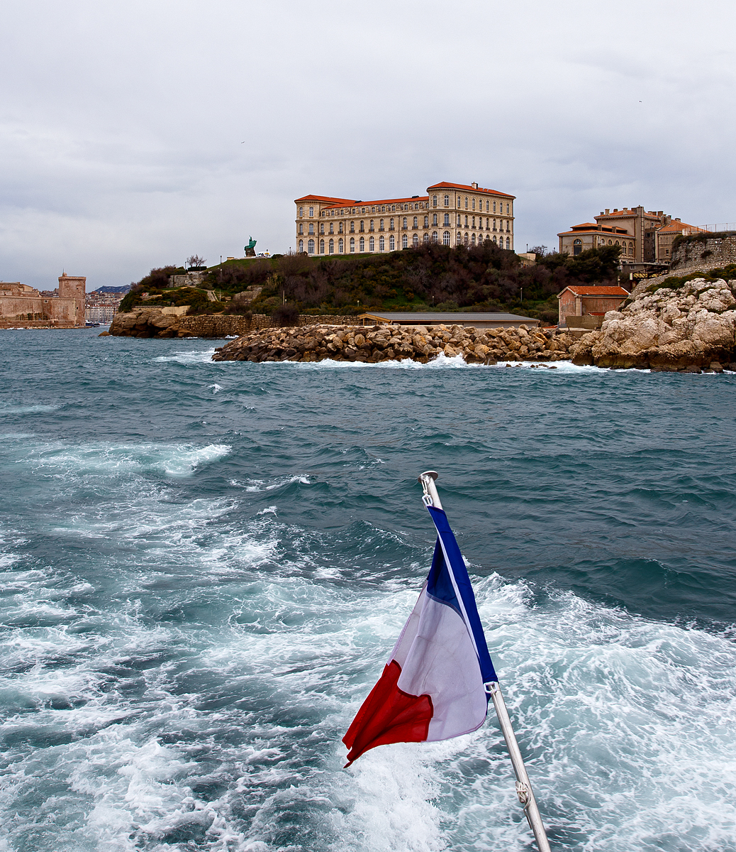 Das Palais du Pharo in Marseille am 25.03.2015 von der Seeseite.

Der Palast wurde ab 1858 von Napoleon III. (Geburtsnamen Charles-Louis-Napoléon Bonaparte) für seine Frau Eugénie de Montijo erbaut. Napoleon III. war von 1852 bis 1870 Kaiser der Franzosen, er war der Neffe von Napoleons I. (Napoleon Bonaparte).Napoleon der III. hatte übrigens 1867 die Annexion Luxemburgs geplant die aber ja bekanntlich scheiterte.

Das Palais liegt gegenüber dem Fort Saint-Jean mit Blick auf den Hafen und der Bucht von Marseille. Beim Sturz von Napoleon III. im Jahr 1870 war der Palast nach zwölf Jahre Bauzeit noch nicht fertiggestellt, so hat das Kaiserpaar dort nie gelebt.

Nach dem Sturz des Regimes griffen Gegner Napoleons III. Symbole des Imperiums an; insbesondere zerstörte die Menge napoleonischen Embleme und Ornamente, die die Fassade des Gebäudes schmückten.

Als der ehemalige Kaiser 1973 starb, reichte die Stadt Marseille Klage gegen die ehemalige Kaiserin ein. Dies führt zu einem Prozess, an dessen Ende Eugenie 1884 beschloss, das Schloss und seine Gärten der Stadt anzubieten, sofern sie für gemeinnützige Zwecke genutzt werden.
