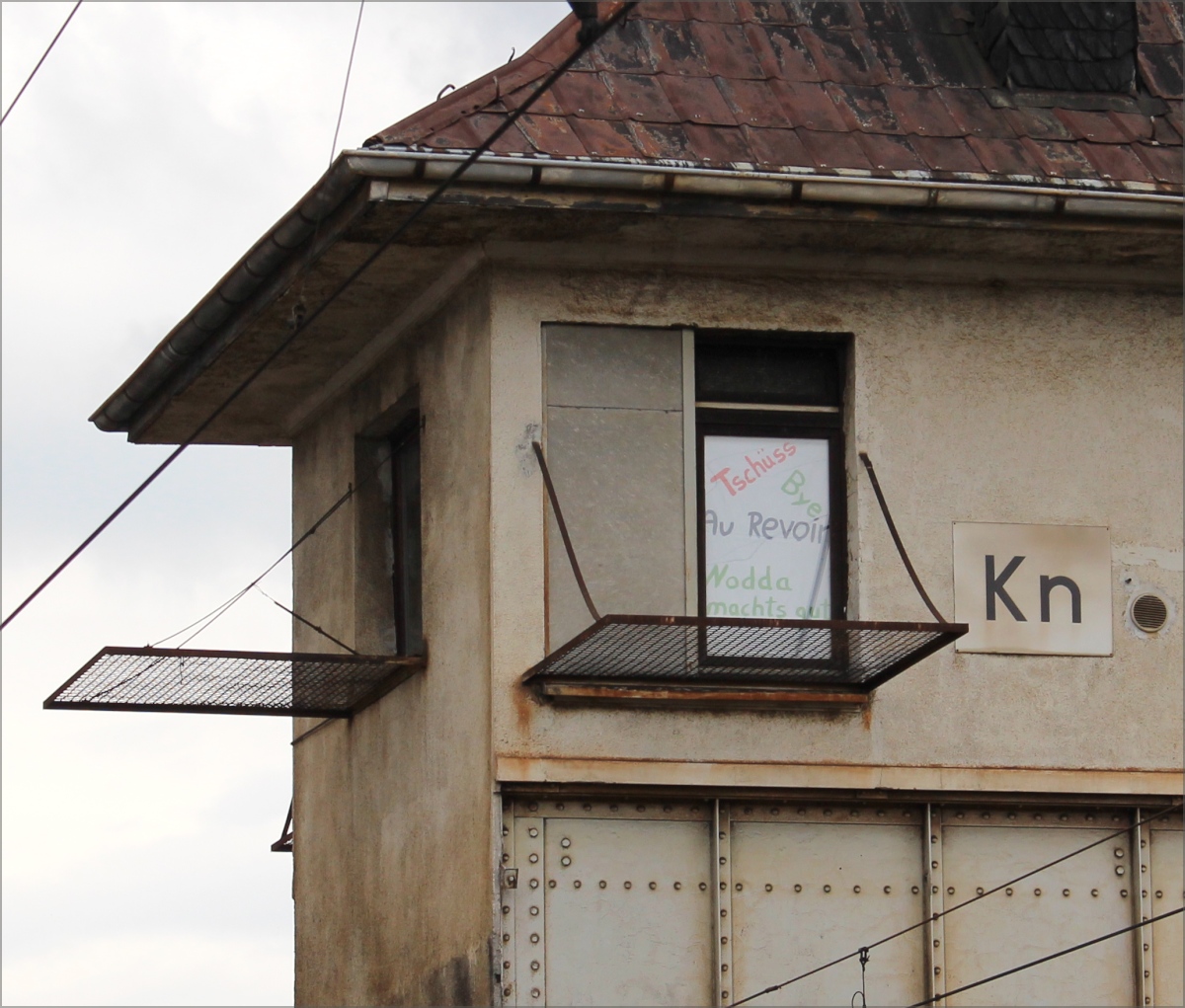 Das Personal der Stellwerke verabschiedete sich ber Laken oder Plakate und so manch ein Reisender hat sich bestimmt gewundert...(Kreuztal,25.04.15)