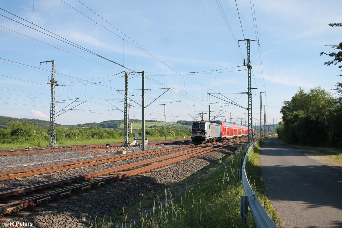 Das Sandwitch 193 802 und 193 805 ziehen mit dem RE19 4922 Nrnberg - Sonneberg bei Ebensfeld. 20.05.24