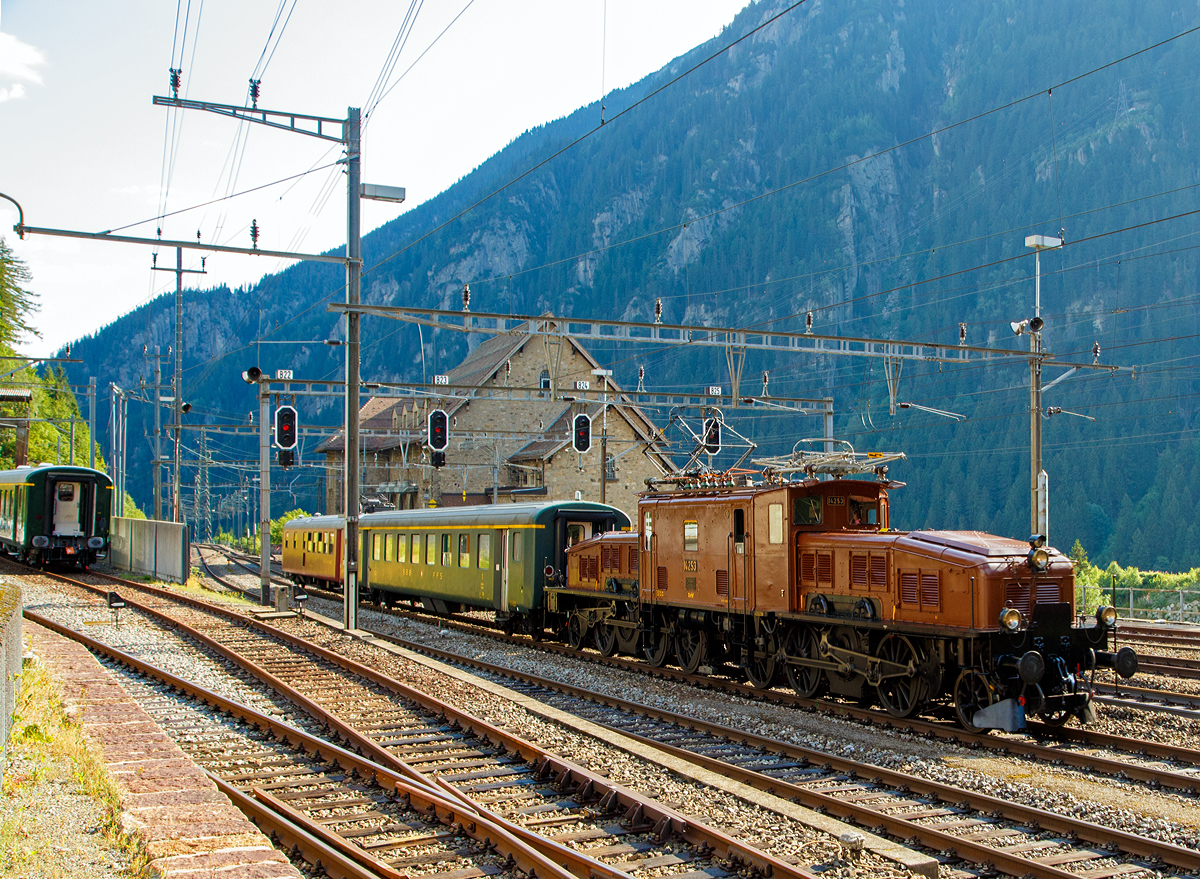 
Das SBB Gotthard Krokodil Ce 6/8 II 14253 (eigentlich Be 6/8 II 13253) der SBB Historic am 02.08.2019 mit einem Sonderzug bei einer Scheinanfahrt im Bahnhof Göschenen. 

Leider hier etwas im Gegenlicht.