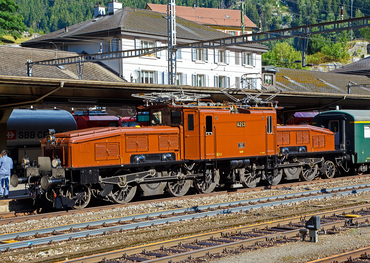 Das SBB Gotthard Krokodil Ce 6/8 II 14253 (eigentlich Be 6/8 II 13253) der SBB Historic am 02.08.2019 mit einem Sonderzug im Bahnhof Göschenen. 

Die Ce 6/8 II 14253 «Krokodil» feierte 2019 ihren hundertsten Geburtstag. Seit 100 Jahre ist legendäre Lokomotive „Krokodil“ auf den Schweizer Schienen unterwegs – mit Vorliebe am Gotthard. 

Das Krokodil wurde 1919 (mechanischer Teil) von der Schweizerische Lokomotiv- und Maschinenfabrik (SLM) in Winterthur unter der Fabriknummer 2673 gebaut, der elektrische Teil ist von Maschinenfabrik Oerlikon (MFO). 

Nach der Ablieferung im Jahre 1919 fuhr sie (wie auch die Anderen) erst die Strecke Bern–Thun–Spiez, da diese Strecke die einzige elektrifizierte der SBB war. Die Krokodile fuhren dabei unter einer Spannung von 7.500 V statt der später üblichen 15.000 V. Dies war am Anfang nötig, da die Verschmutzung der Isolatoren durch Dampflokomotiven noch keine höhere Spannung zuließ.

Mit der Elektrifizierung der Gotthardstrecke ab Oktober 1920 (Depot Erstfeld) wurden die Krokodile primär im Gotthardverkehr eingesetzt. Sie lösten dort die Dampflokomotiven C 5/6 ab, welche erst gerade drei bis sechs Jahre alt waren.

Die Krokodile waren in der ganzen Schweiz im Güterverkehr anzutreffen. So kam diese 1924 zum Depot Basel, 1926 ging sie zum Depot Zürich, wo sie 1943 umfassend zur Be 6/8 II 13253 umgebaut wurde. In diesem Zusammenhang konnte die Höchstgeschwindigkeit von 65 km/h auf 75 km/h erhöht werden, daher bekamen die Lokomotiven die Bezeichnung Be 6/8II und 13-tausender Nummern. Nach dem Umbau ging sie wieder an den Gotthard (Depot Erstfeld), wo sie bis 1976 ihren Dienst versah und gleichdrauf erfolgte die Aufarbeitung in das historische Triebfahrzeug Ce 6/8 II 14253 und ist der SBB Historic zugeordnet, als welches sie heute noch immer fährt.

TECHNISCH DATEN Ce 6/8 II:
Hersteller: 	SLM (mechanischer Teil) / MFO (elektrischer Teil)
Baujahre: 1919 bis1922
Spurweite: 1.435 mm (Normalspur)
Achsfolge: (1’C)(C1’)
Länge über Puffer:  19.400 mm (mit Stangenpuffern)
Gesamtradstand: 17.000 mm
Triebachsendurchmesser: 1.350mm
Laufraddurchmesser: 950mm
Dienstgewicht: 128 t
Getriebeübersetzung: 1:4,03
Anzahl Fahrmotoren: 4
Höchstgeschwindigkeit: 65 km/h
Stundenleistung: 1.650 kW (2.240 PS) bei 36 km/h 
Dauerleistung: 1.000 kW (1.340 PS) bei 40 km/h 

Geänderte TECHNISCH DATEN nach Umbau zur Be 6/8 II:
Länge über Puffer:  19.460 mm 
Dienstgewicht: 126 t
Höchstgeschwindigkeit: 75 km/h
Stundenleistung:  2.700 kW (3.640 PS) bei 45 km/h
Dauerleistung: 1.810 kW (2.440 PS) bei 46,5 km/h


Der mechanische Teil:

Fahrwerk
In jedem der zwei Vorbauten befinden sich drei mit Kuppelstangen gekuppelte Triebachsen und eine Laufachse in einem Bisselgestell. Die mittlere Triebachse jedes Teils besitzt eine Seitenverschiebbarkeit von 25 mm zwecks besserer Fahreigenschaften in den Kurven. Die Laufachsen können sich um 83 mm auf beide Seiten bewegen. Die Abfederung der Triebachsen erfolgt über Blattfedern auf die Rahmen der Vorbauten, wobei zum Ausgleich der Achsdrücke zwischen den Triebachsen sowie der benachbarten Laufachse Ausgleichshebel eingebaut sind.

Zugkraftübertragung
Die Übertragung der Zug- und Stoßkräfte erfolgt von den Triebachsen auf die Rahmen der Vorbauten. Von dort werden die Kräfte einerseits auf die Zughaken und Puffer weitergeleitet. Andererseits erfolgt die Übertragung der Kräfte über eine abgefederte Kurzkupplung von einem Triebgestell auf das andere. Der zentrale Kasten dient also im Gegensatz zu anderen Lokomotiven des „Krokodil“-Typs nicht der Kraftübertragung von einem zum anderen Triebgestell. Die Kurzkupplung wirkt des Weiteren auch als Querkupplung und verbessert dadurch insbesondere den Einlauf des nachlaufenden Triebgestells in Kurven.

Antrieb
Kraftübertragung durch einen Dreiecksrahmen
In jedem Rahmen der Vorbauten sind zwischen der ersten und zweiten Triebachse zwei Triebmotoren eingebaut. Jeder der zwei Motoren treibt über beidseitige, gefederte Ritzel gemeinsame Zahnräder an, die auf der ebenfalls zwischen der ersten und zweiten Triebachse gelegenen Vorgelegewelle sitzen. Von der Vorgelegewelle erfolgt die Übertragung mit einem Dreieckrahmen, die durch Kurbeln auf einer pendelnd gefederten Stütz- oder Blindwelle abgestützt wird, über ein Gleitlager auf die erste Triebachse. Von einem Anlenkpunkt an dem Dreieckrahmen wird die Antriebskraft auf die zweite und dritte Triebachse mit Kuppelstangen übertragen. Die Federung der Blindwelle wurde ab 1945 demontiert, da sich die auftretenden Horizontalkräfte als gering erwiesen.

Lokomotivkasten
Der Lokomotivkasten ist dreiteilig ausgeführt. Die äußeren beiden Teile (Vorbauten) sind fest mit den Triebgestellen verbunden. Der eigentliche Kasten in der Mitte ist mittels kugelförmigen Drehpfannen auf Drehzapfen in den Triebgestellen abgestützt. Die eine Drehpfanne ist nicht verschiebbar, die andere besitzt eine Längsverschiebbarkeit, damit keine Zug- und Druckkräfte über den zentralen Kasten übertragen werden. Des Weiteren sind beidseits der Drehpfannen gefederte Druckstützen angeordnet.

Druckluftbremse
Die Lokomotiven besitzen eine Westinghouse-Druckluft-Doppelbremse. Diese wirkt, wie auch die Handbremse, auf die zwei Bremsklötze jeder Treibachse. Die Laufachsen sind nicht gebremst. Zwischen 1959 und 1963 wurden Stopex-Bremsgestängesteller eingebaut. Pro Triebgestell sind vier Sandkästen vorhanden.

Der elektrische Teil
Die Ce 6/8 II waren mechanisch mehr oder weniger gleich. Elektrisch bestanden aber erhebliche Unterschiede.

Die Transformatoren der Lokomotiven 14251–14273 waren bei Ablieferung für den Betrieb mit 7.500 V Fahrleitungsspannung anstatt 15.000 V umschaltbar. Dies war notwendig, da die Gotthardbahn am Anfang noch mit der halben elektrischen Spannung betrieben wurde. Da gleichzeitig immer noch starker Dampfbetrieb vorhanden war, befürchtete man Überschläge an den verrußten Isolatoren.

Elektrische Nutzbremse
Die Ce 6/8II besaßen eine elektrische Nutzbremse (Rekuperationsbremse), welche beim Bremsen die elektrische Energie der als Generatoren wirkenden Fahrmotoren in die Fahrleitung zurückspeist. Zur Einleitung der elektrischen Bremsung musste zuerst der Stufenschalter bis auf Null ablaufen. Danach konnte der Wendeschalter von „Fahren“ auf „Bremsen“ umgelegt werden. Dann konnte der Stufenschalter wieder aufgeschaltet werden
