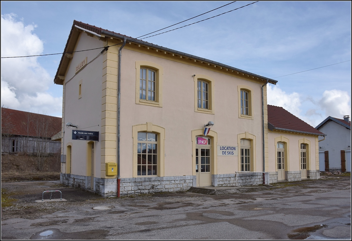 Das schmucke Bahnhofsgebäude von Gilley an der Bahnstrecke Besançon–Le Locle (-La-Chaux-de-Fonds). April 2018.