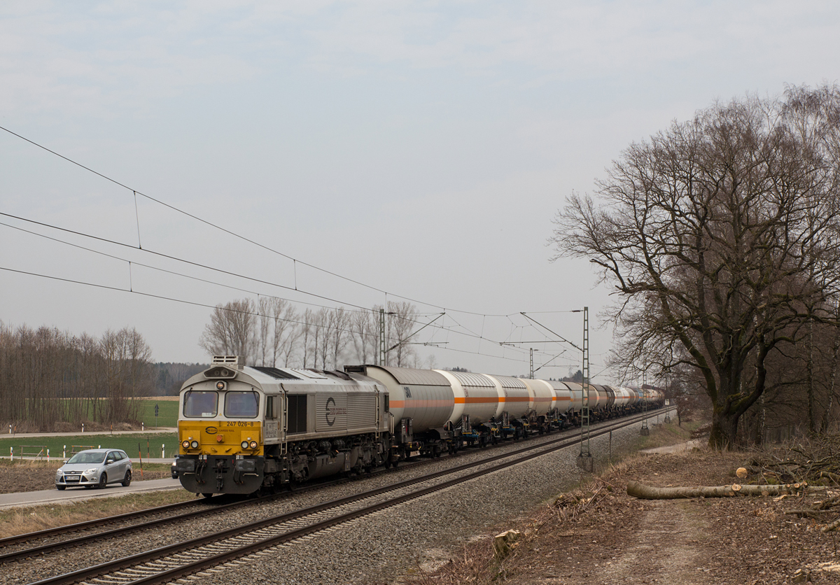 Das schöne Wetter der letzten Tage verabschiedete sich genau dann, als ich mich am 21.03.15 an der KBS 940 in Poing postierte und 247 026-8 mit ihrem Gaskesselzug nach München Nord ablichtete.