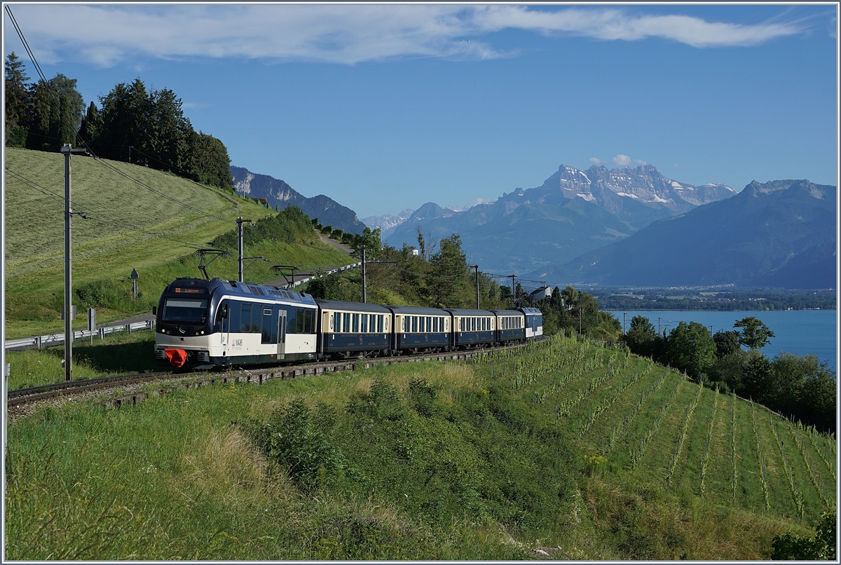 Das schöne Wetter lockte, aber die Distanz sollte gewahrt bleiben - also verkehrt der MOB Belle Epoque Zug hier in der Standart-Formation. Das Bild entstand wiederum bei Planchamp mit dem von Montreux nach Zweisimmen fahrenden Belle Epoque Zug.

8. Juli 2020