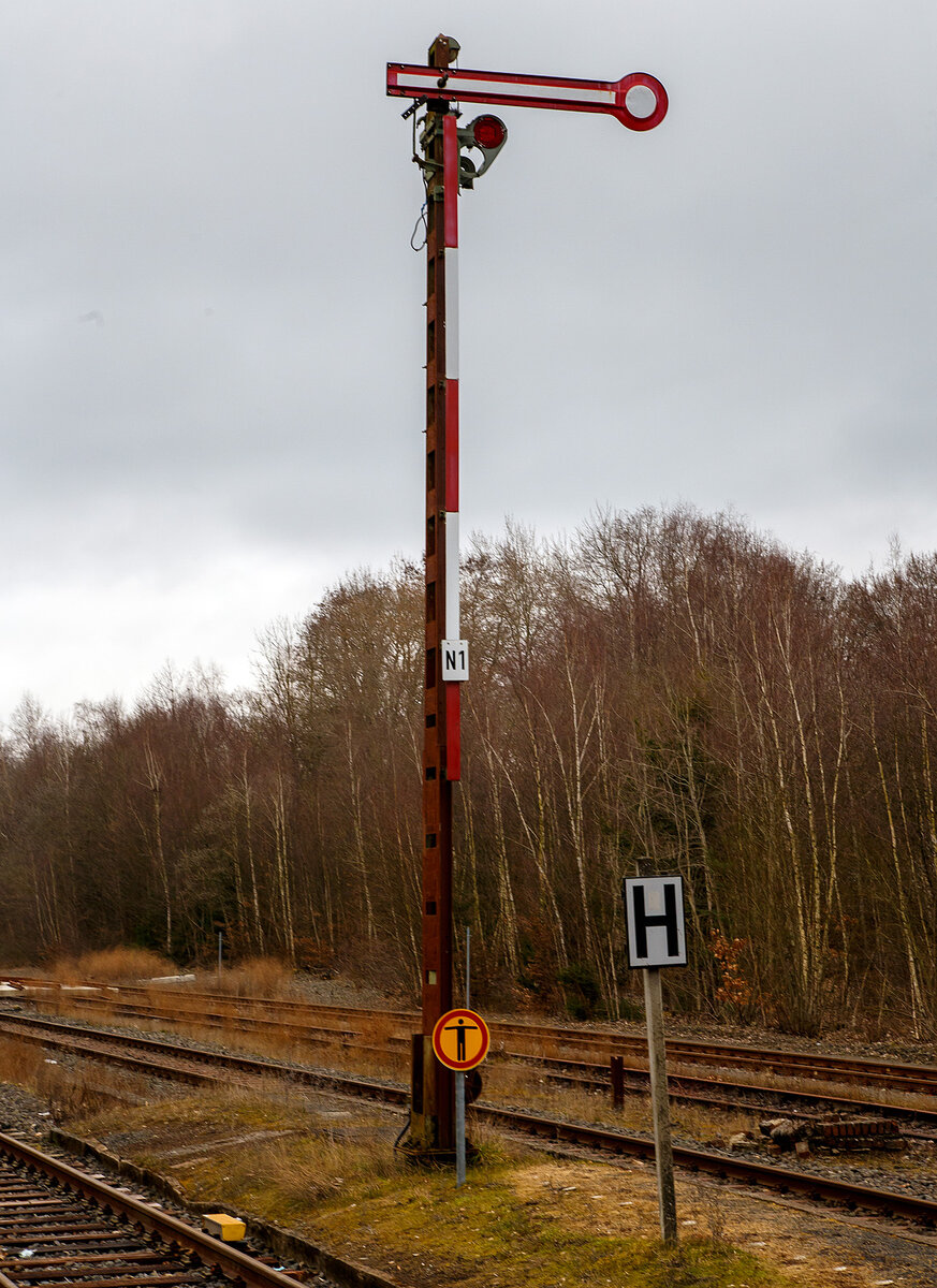 Das Signal N1 (Auffahrsignal aus Richtung Betzdorf) am Gleis im Bahnhof Herdorf, hier am 04.03.2023. Das Signal ist ein sogenannter „toter Vogel“, ein nicht mehr stellbares Signal, soll aber wieder auf ein stellbares Ausfahrsignal N 1 umgestellt werden. Damit können Reisende zukünftig in beiden Fahrtrichtungen vom Hausbahnsteig aus, in den Zug ein- und aussteigen.

Ich selbst war mir jahrelang nicht bewusst, dass dies ein „toter Vogel“ ist.
