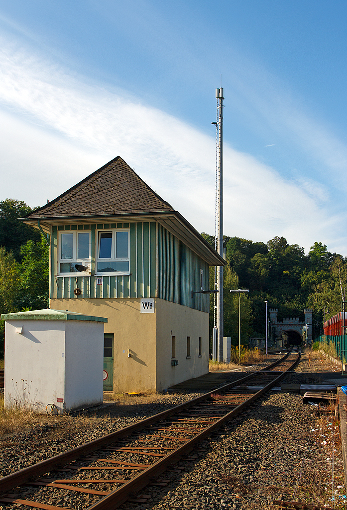 
Das Stellwerk Weilburg Fahrdienstleiter (Wf) am 11.08.2014, blick vom Bahnhof aus.
Im Hintergrund sieht man die Lahnbrücke und das prächtige doppeltürmige Nordportal des Weilburger Tunnels.