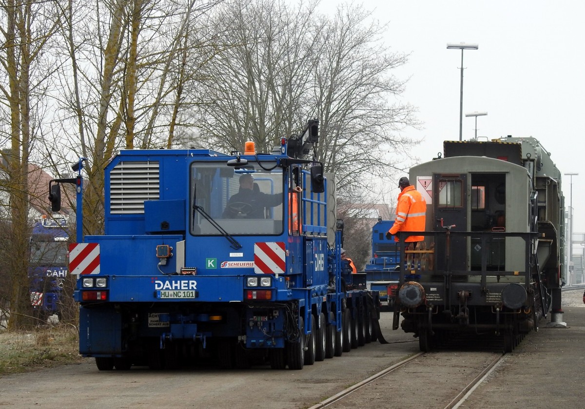 Das Strassenfahrzeug, ein Scheuerle Power Pack Unit (PPU) Z 500 DE, Baujahr 2011, hat sich seitlich an den Tragschnabelwagen 84 80 D AMPR 996 0 003-5, Baujahr 1961, von Ampiron mit Siemens-Transformator f�r Max.-Dauerleistung von 333,33 MVA gesetzt und hat das Fahrgestell an ein Zugseil geh�ngt, mit dem das Fahrgestell vom Tragschnabel abgezogen wird, V�hringen am 09.03.2016.