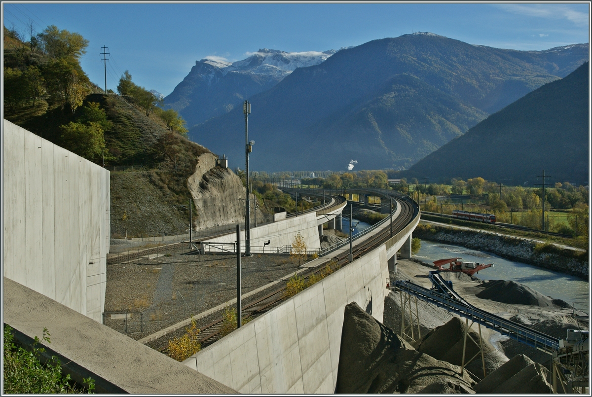 Das Sdportal des Ltschberg Basis Tunnels. 
Auf der Strecke Sion Birg ist kanz klein ein TMR NINA zu erkennen.
7. Nov. 2013