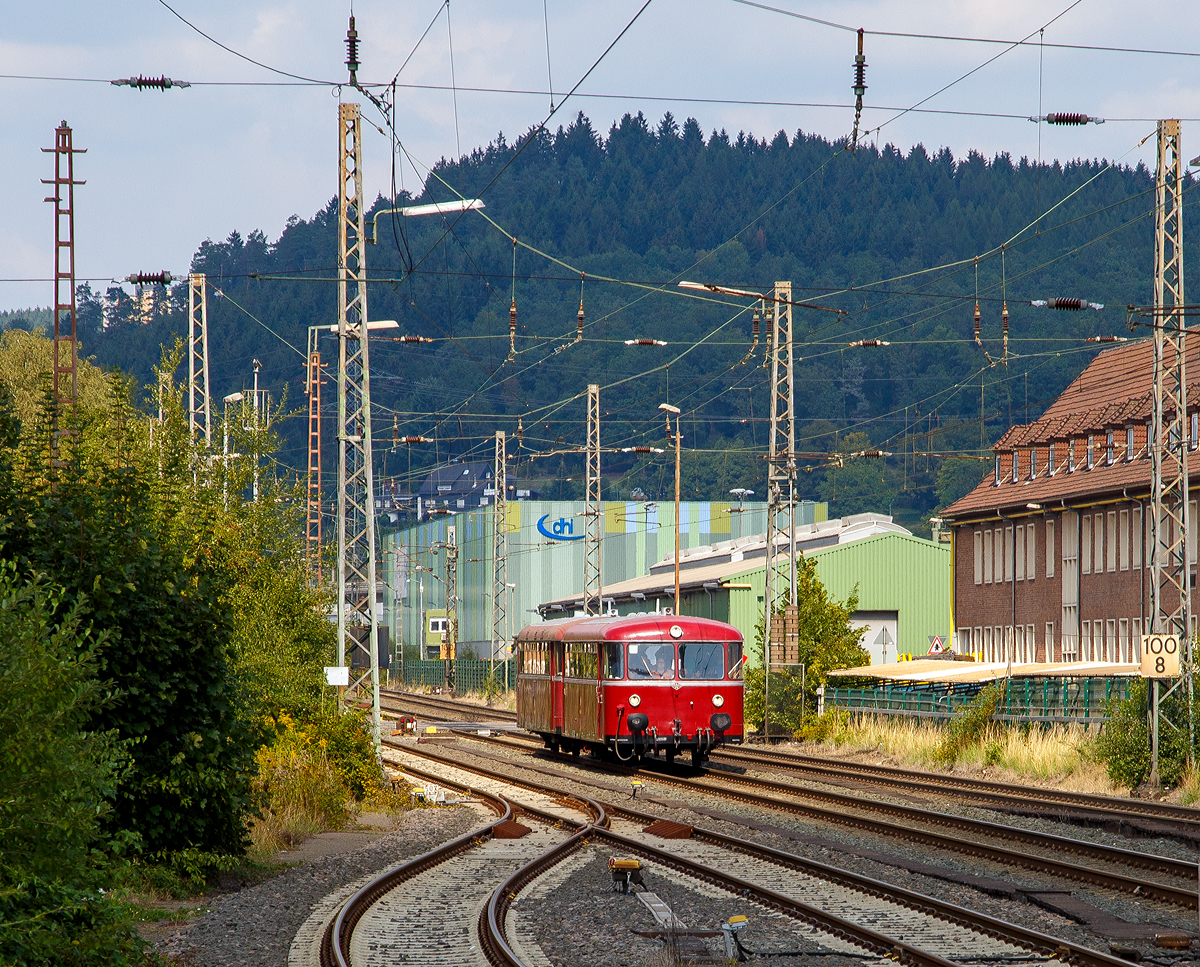 
Das Sdwestflisches Eisenbahnmuseum in Siegen hatte das bekannte alljhrliche Lokschuppenfest (24. u. 25.08.2019), anlsslich dieses fanden Schienenbus Pendelfahrten zwischen Siegen und Kreuztal statt. Hier fhrt am 25.08.2019 die zweiteilige Uerdinger-Schienenbus-Garnitur der OEF - Oberhessische Eisenbahnfreunde e.V. aus Gieen durch Siegen-Geisweid.

Vorne der Steuerwagen VS 996 677-1 (95 80 0996 677-0 D-OEF), ex DB 996 677-1, ex DB 998 677-9, ex DB VS 98 077 und dahinter der VT 798 829-8 (95 80 0798 829-7 D-OEF), ex DB 798 829-8, ex DB VT 98 9829.

Der VS wurde 1959 von der Waggonfabrik Uerdingen AG in Krefeld-Uerdingen unter der Fabriknummer 66518 gebaut, der VT wurde 1962 von MAN in Nrnberg unter der Fabriknummer 146611 gebaut.