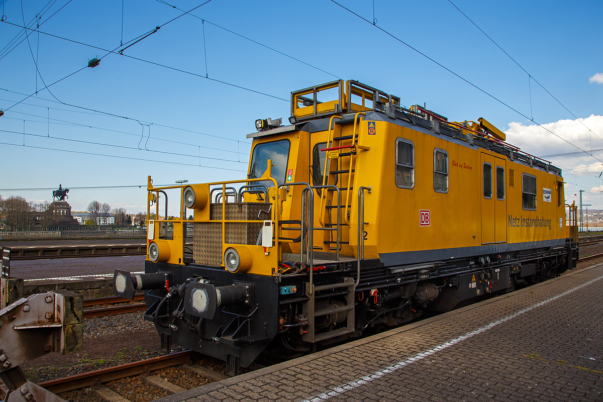 
Das Tunnelinstandhaltungsfahrzeug (TIF) 705 001-6   Glück auf Barbara  der DB Netz AG ist am 09.04.2016 im Bahnhof Koblenz-Ehrenbreitstein, unterhalb der Festung Ehrenbreitstein abgestellt. 

Das Tunnelinstandhaltungsfahrzeug, übrigens lange das einzige Fahrzeug dieser Baureihe, es wurde 1992 von Plasser & Theurer unter der Fabriknummer 2454 gebaut. Ab 2016 kamen dann 2 Fahrzeuge der BR 750.1 (TIF) und 4 (weitere sollen folgen) der BR 750.2 (MZF-Mehrzweckfahrzeug bzw. auch teils als MISS-Multifunktionales Instandhaltungsfahrzeug Streckeninfrastruktur bezeichnet) hinzu. So besteht die Baureihe nun aus drei Unterbaureihen (750.0, 750.1 und 750.2), wobei die neuen Fahrzeuge ganz anders aufgebaut sind.

Das Fahrzeug hat ein begehbares Dach, Arbeits- bzw. Begutachtungsplattformen an den Wagenenden, Hubdrehbühne, Kran und entsprechende Lampen zur Ausleuchtung der Tunnel. Der Hubsteiger erreicht eine Ausladung von ca. 8,5 m (11 m über SOK) bei einem Schwenkbereich von 400°. Es kann so jeder Punkt der Tunnelleibung erreicht werden. Der Kran hat eine Hubkraft von 51 kNm, 

Die Fahrzeug-Raumaufteilung ist wie folgt: Mehrzweckraum und Führerstand 2 mit Sozialraum für Begleitpersonal zum Wohnen, Kochen, Schlafen, Büroraum zur Auswertung der Befunde, Aufenthaltsraum für den Untersuchungstrupp, Nasszelle mit Dusche und WC und dem Führerstand 1.

Zum Antrieb hat es zwei unterschiedliche Dieselmotoren:
Der Fahrmotor für die Eigenfahrt (Hg max. 120 km/h) ist ein luftgekühlter KHD V12-Zylinder-Dieselmotor mit Abgasturbolader vom Typ BF 12L513C mit 383 kW Leistung.
Der Arbeitsmotor (für Energieversorgung in Arbeitsstellung und Geschwindigkeiten von v= 5-7 km/h) ist ein langsam laufender luftgekühlter KHD V4-Zylinder-Dieselmotor mit Abgasturbolader vom Typ BF 4L1011T mit 44 kW Leistung. Er ist schadstoffarm und hat Rußfilter, was bei Tunnelarbeiten wohl von Vorteil ist.

Das Fahrzeug besitzt je ein Trieb- und ein Laufdrehgestell mit hydromechanischem Fahrantrieb. Ein Drehstromgenerator 220/380 V wird hydrostatisch vom jeweils genutzten Motor angetrieben.

Weitere TECHNISCHE DATEN:
Gebaute Anzahl (BR 750.0): 1
Hersteller: Plasser & Theurer
Spurweite: 1.435 mm (Normalspur)
Achsformel: Bo'2'
Länge über Puffer: 15.920 mm
Drehzapfenabstand: 9.500 mm
Achsstand im Drehgestell: 1.800 mm
Höhe über SO: 4.485 mm
max. Breite: 3.100 mm
Raddurchmesser: 840 mm (neu)
Gesamtgewicht: 52 t
Fahrmotor:  luftgekühlter KHD V12-Zylinder-Dieselmotor mit Abgasturbolader vom Typ BF 12L513C mit 383 kW Leistung.
Höchstgeschwindigkeit (Hg): 120 km/h (geschleppt 140 km/h) 
Zul. Anhängelast: 50 t
Zur Mitfahrt zugel. Personen: 10 
