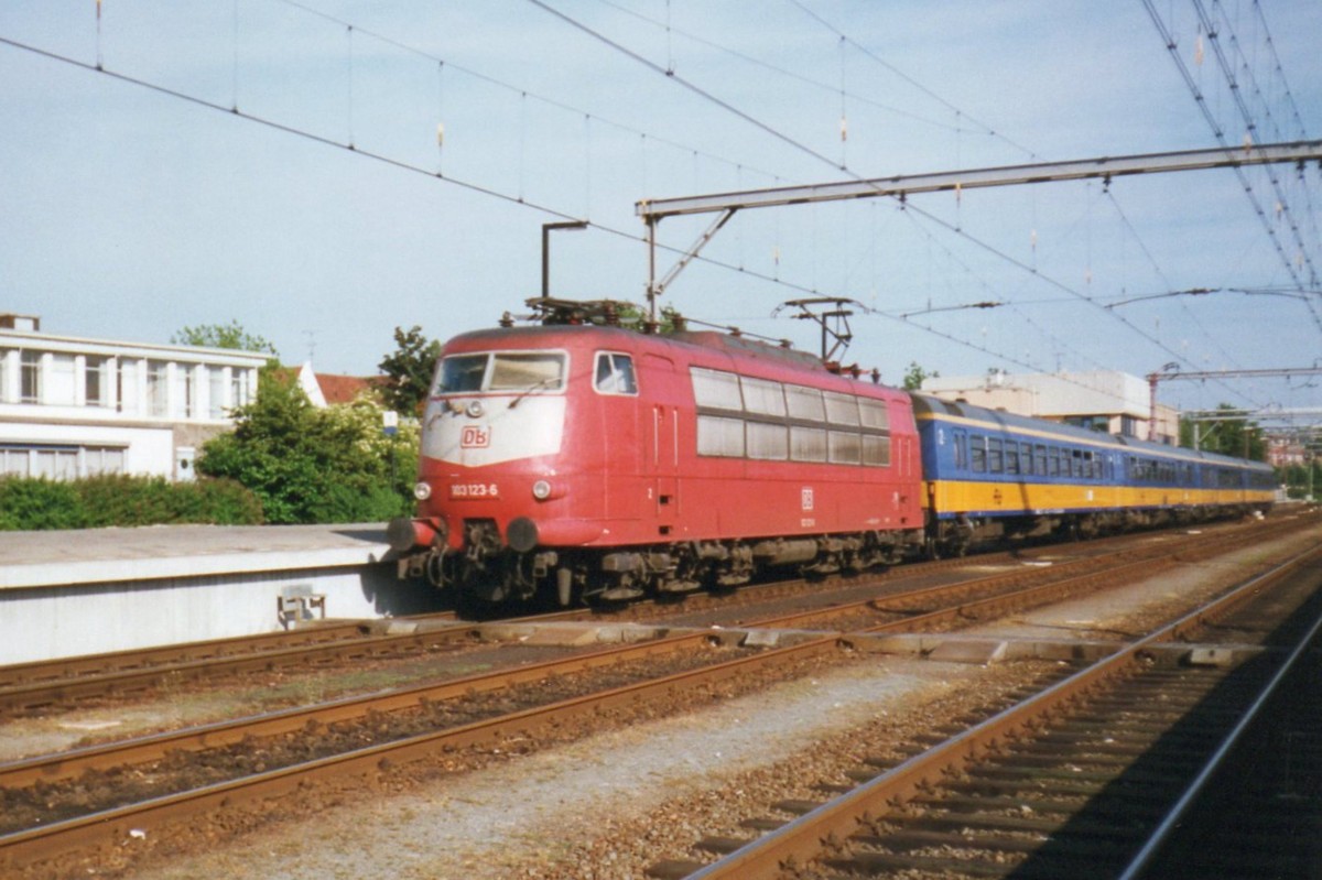 Das war Einmal! 103 180 mit NS-Wagen treft in Venlo ein am 16 April 1998. 