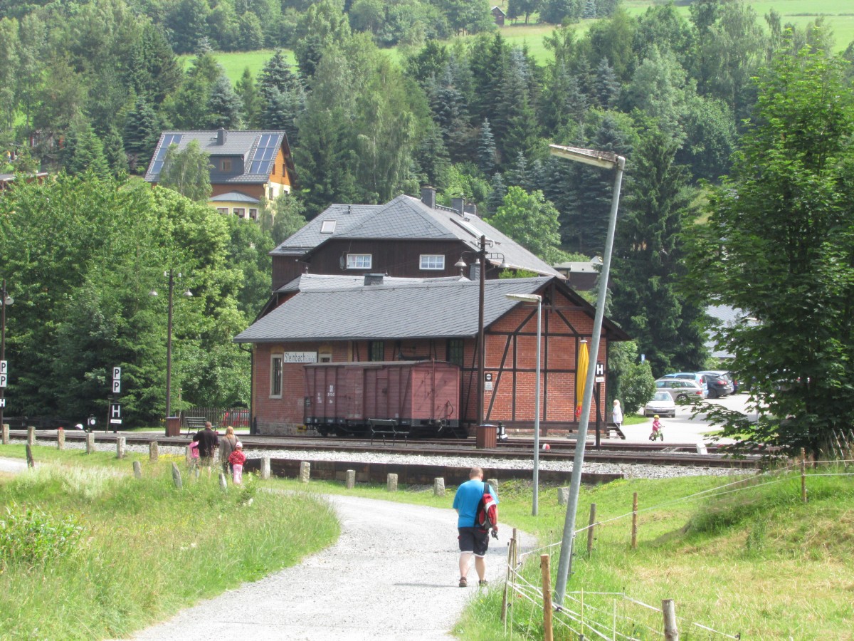 Das Warteh�uschen von Steinbach mit einem G�terwagen davor