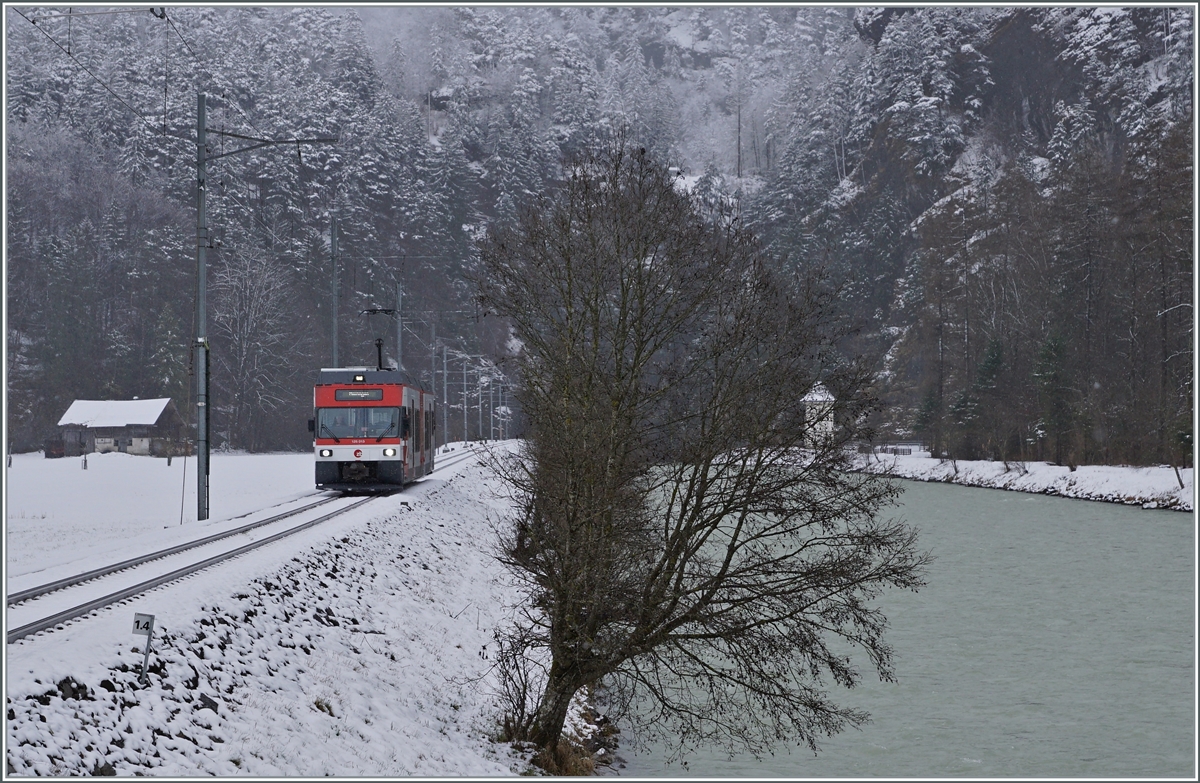 Das Wetter hat gewechselt und die Zentralbahn hat die MIB übernommen, doch der ex CEV GTW Be 2/6 7004, des neuerdings als Be 125 013 bezeichneten Triebwagens, trägt weiterhin die Hauptlast des Verkehrs zwischen Meiringen und Innterkirchen. 

16. März 2021