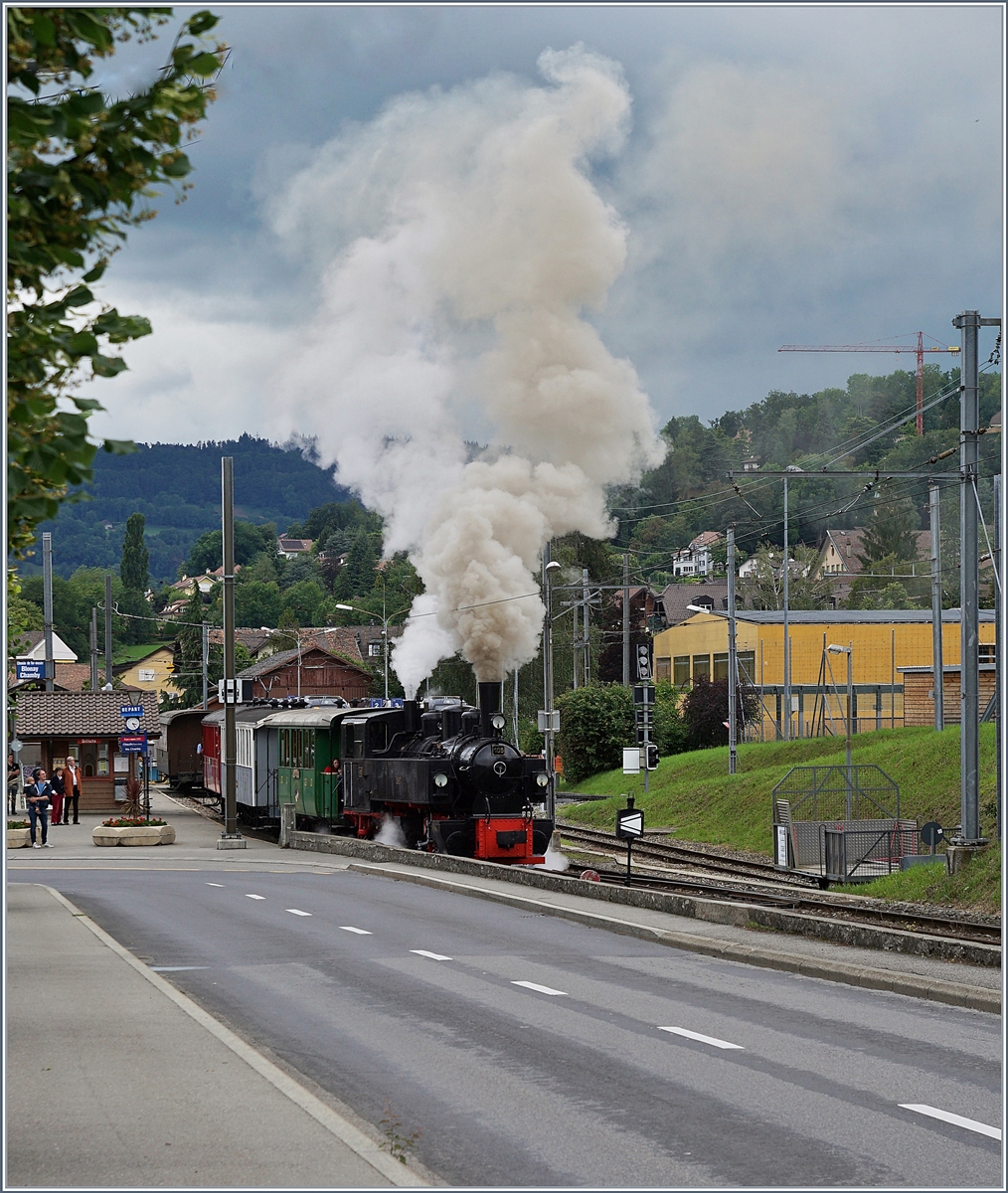 Das Wetter lockte kaum, aber kalte Luft ergab dann doch einen wunderschöne Dampffahne, als die G 2x 2/2 105 mit ihrem Personenzug Blonay verliess.  

14. Juni 2020