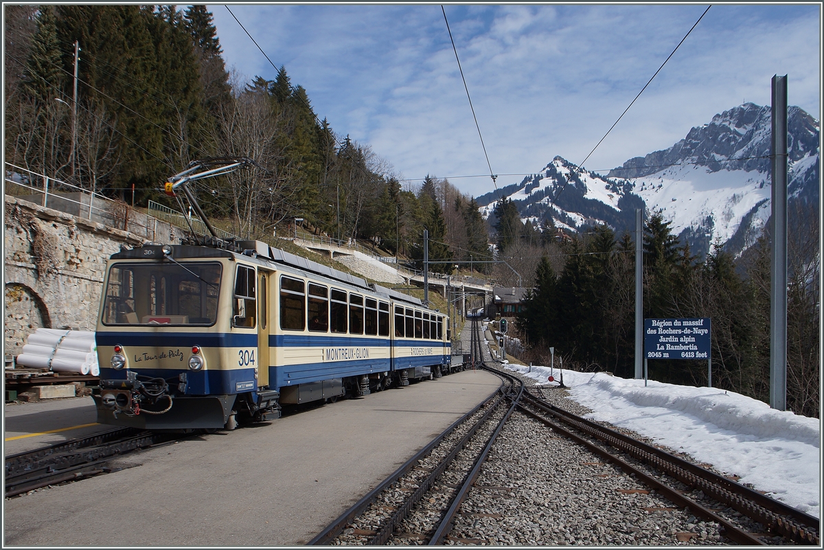 Das Ziel des in Caux ausfahrenden Rochers de Naye Beh 4/8 301 ist links oberhalb des rechten Masts zu sehen: der Rochers de Naye.
10. März 2015