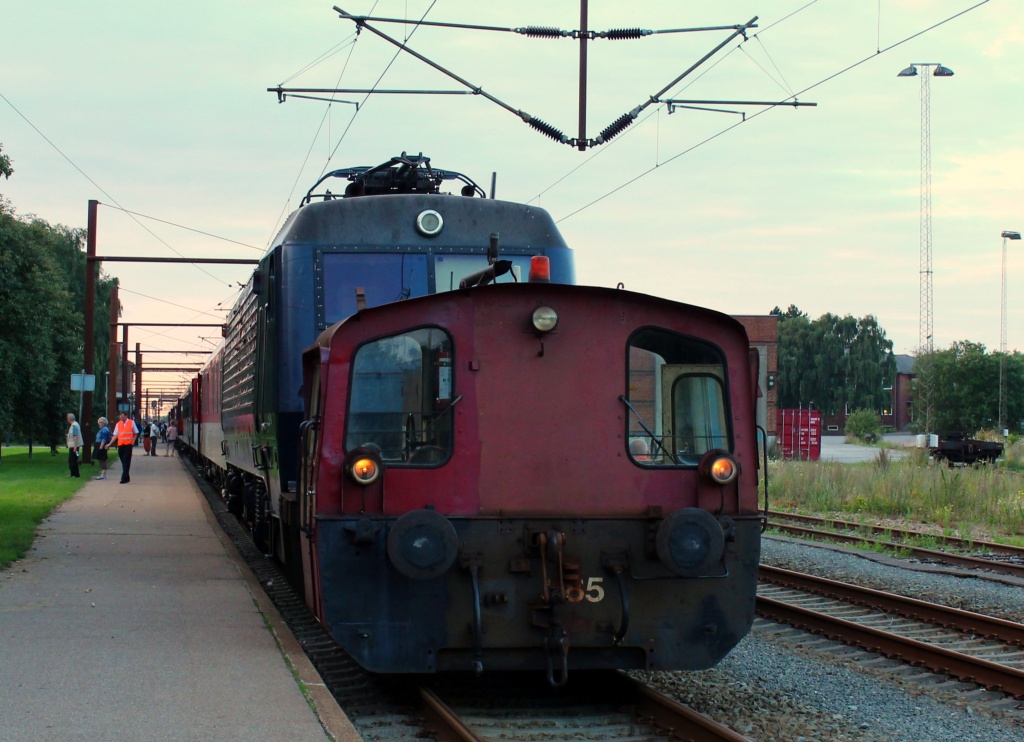 David hat Goliath an den Haken genommen....DSB Køf 285 rangiert die EA 3010 weg von CNL. Padborg 04.08.2012