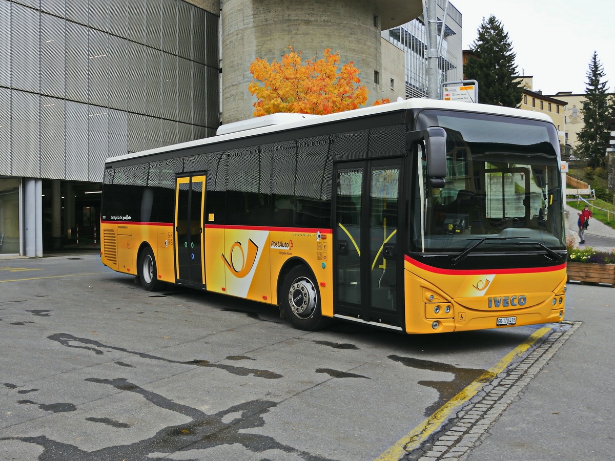 Davos Platz 11. Oktober 2019, Postbus - Iveco Nr.11311 GR 170 435 am Bahnhof unterwegs am Hauptbahnhof.