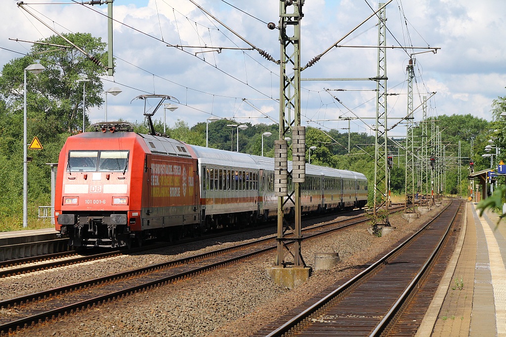 DB 101 001-6(REV/AE/31.05.13)mit ihrer Teilwerbung und dem IC 1981 nach München aufgenommen in Bhf Schleswig. 09.08.2013