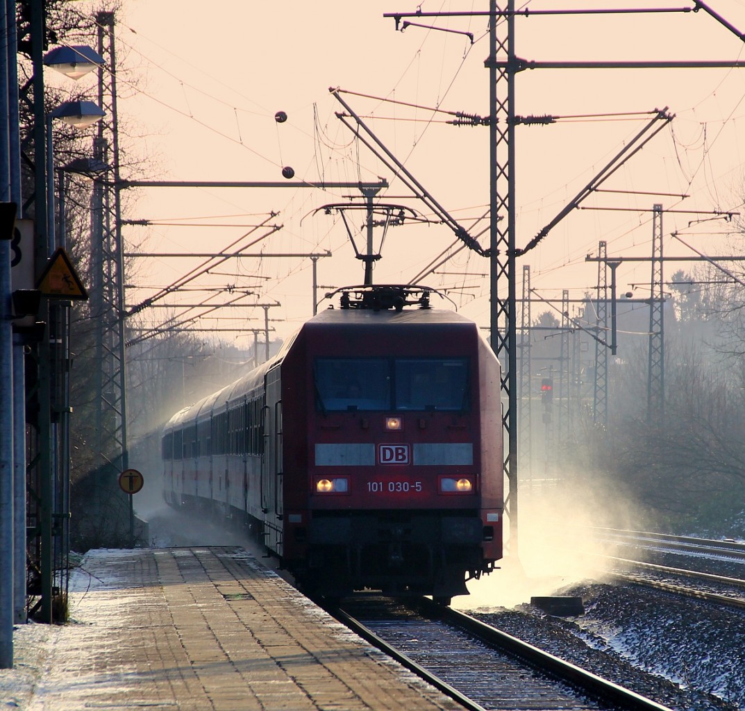 DB 101 030-5 staubt sich hier mit dem LPF 78082(HH-Eidelstedt - Flensburg Hbf)durch Schleswig. 24.01.2014