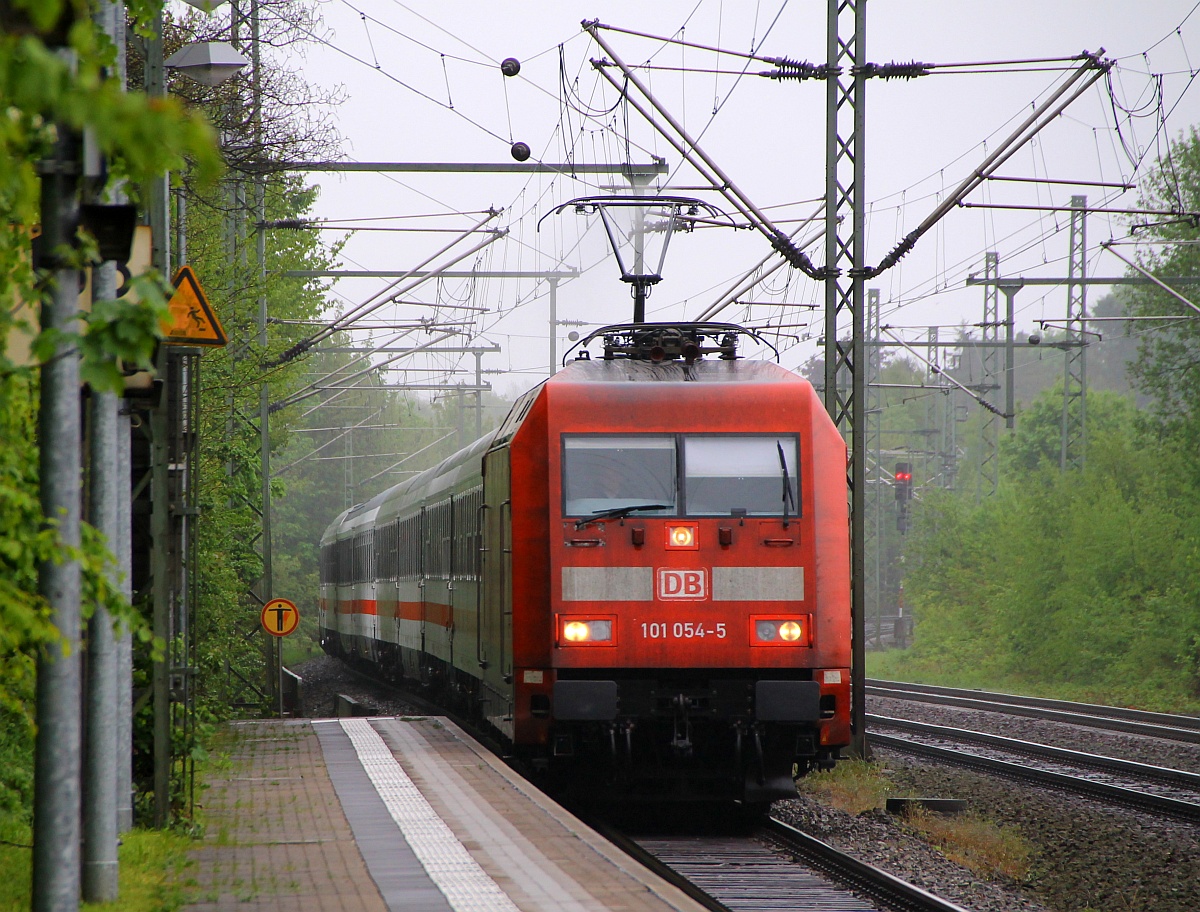 DB 101 054-5 rauscht hier mit dem LPF 78082 durch Schleswig gen Flensburg. 09.05.2014