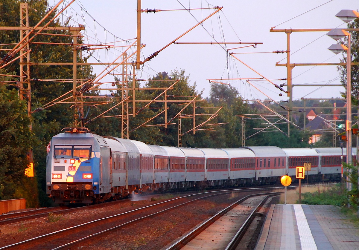 DB 101 060-2 kommt hier mit dem CNL Leerzug aus Hamburg durch Schleswig gefahren. 14.07.2014