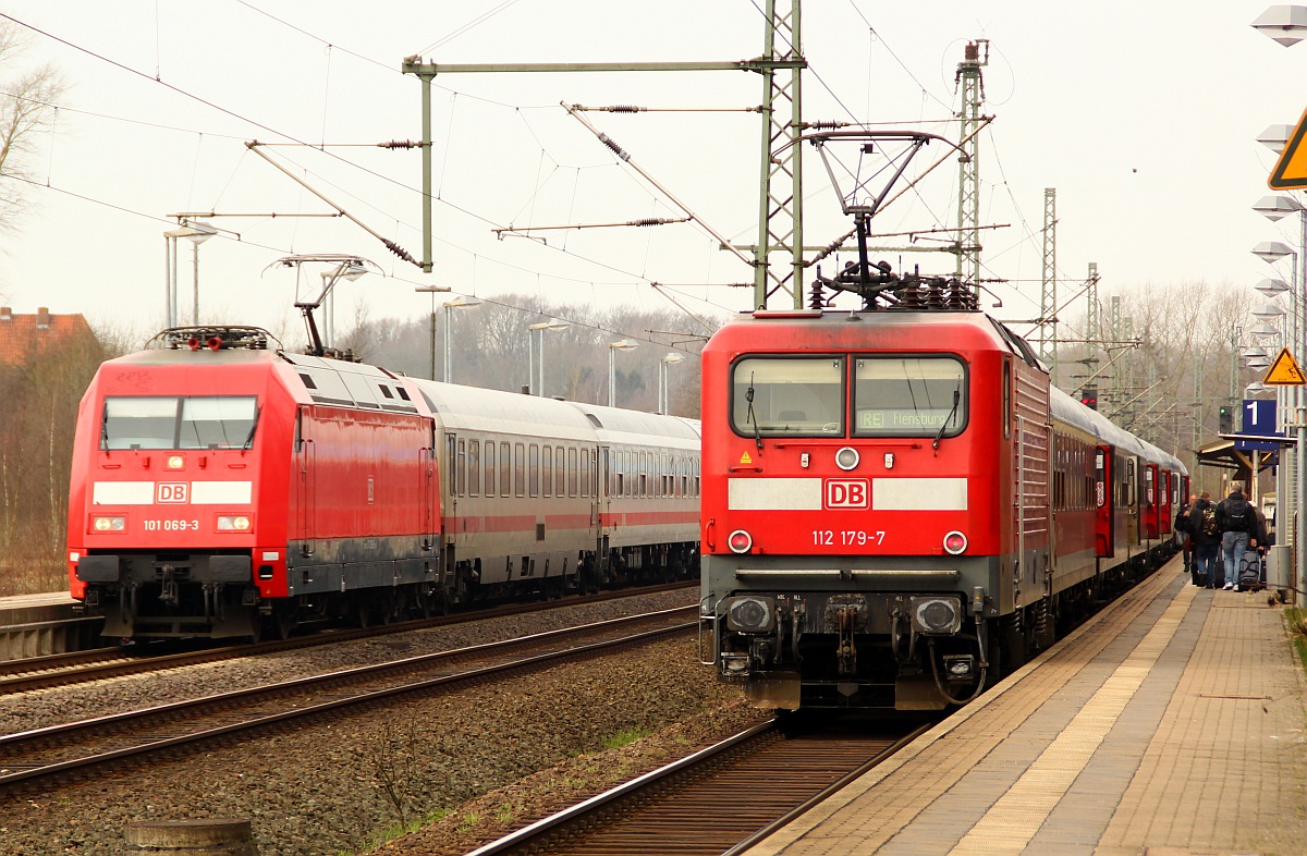 DB 101 069-3 mit dem IC 1971 nach Berlin und DB 112 179-7 mit dem SH-Express nach Flensburg beim  Treffen  in Schleswig. 09.03.2012