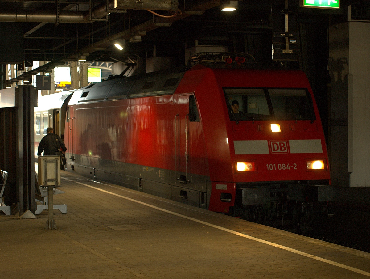 DB 101 084-2 mit unbekanntem IC beim Halt im Hamburger Hauptbahnhof. 19.08.2011