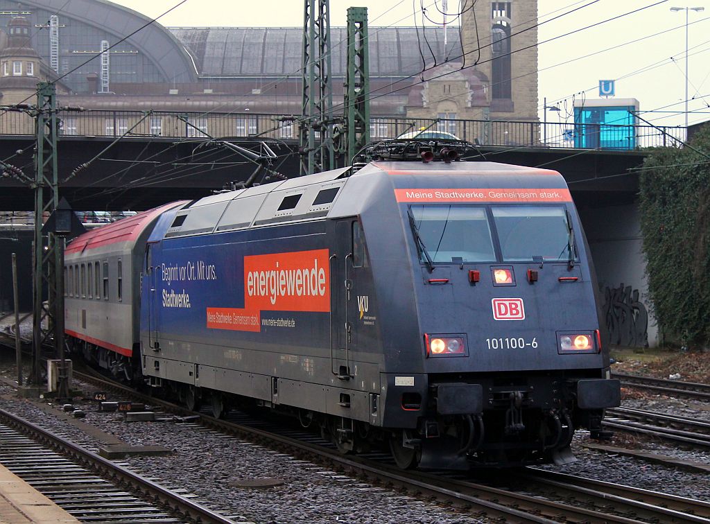 DB 101 100-6  Energiewende  verlässt hier mit dem EN 490  Hans Albers  aus Wien den Hamburger Hauptbahnhof. 02.03.2013