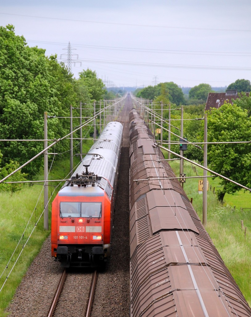 DB 101 101-4 die ex EUROPA Werbelok rauscht hier mit dem IC 2407 nach Köln durch Schuby bei Schleswig. 28.05.2014