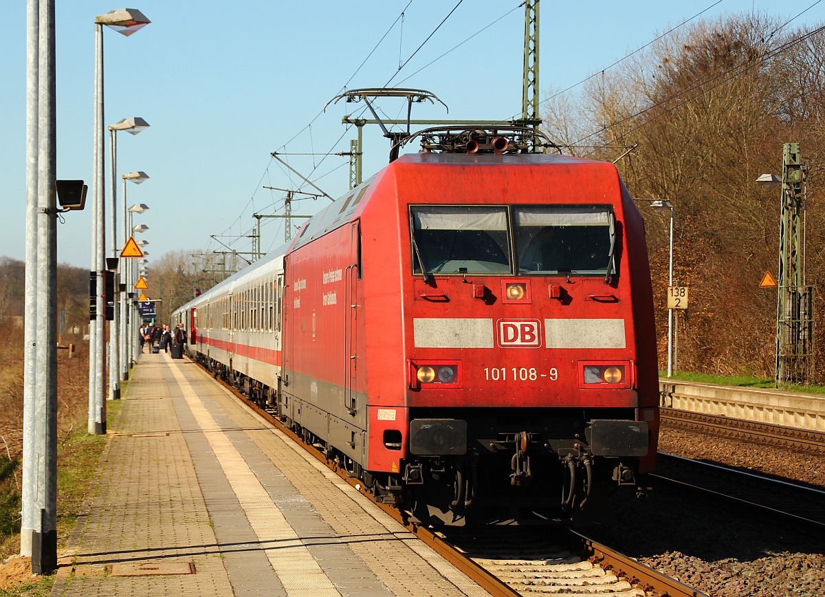 DB 101 108-9 mit dem IC 2407 nach Köln. Schleswig 23.03.2012