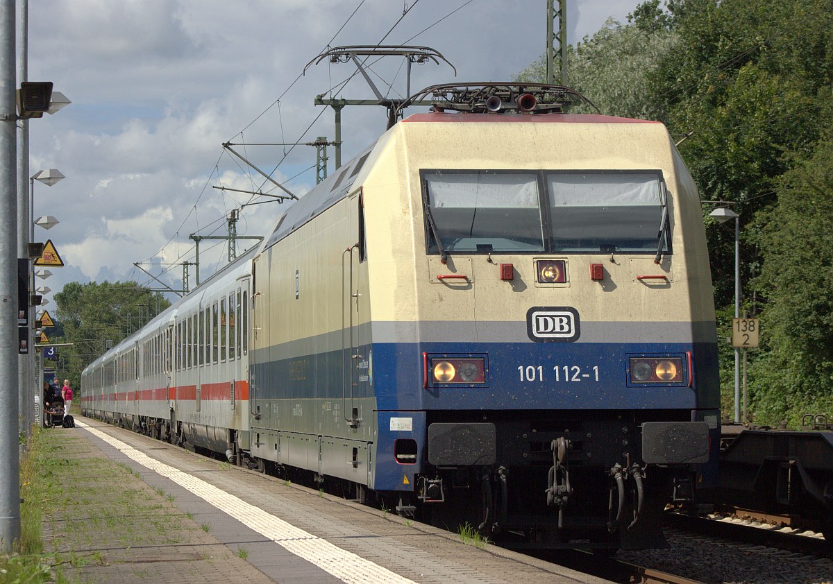 DB 101 112-1  Rheingold  verlässt hier mit dem IC 2197 nach Köln Hbf den Bahnhof Schleswig Richtung Süden. 06.08.2017(raw)