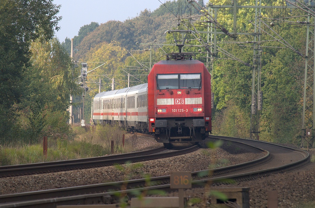 DB 101 125-3 mit dem IC 2407 nach Köln aufgenommen vom Bahnübergang Karpfenteich in Schleswig. 08.10.2010