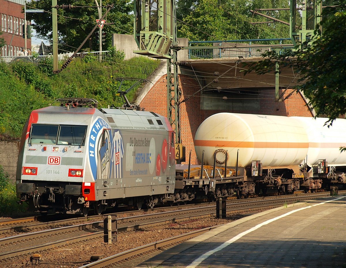 DB 101 144-4  Hertha BSC  fährt hier mit einem Güterzug durch HH-harburg. 01.07.2011(üaVinG)