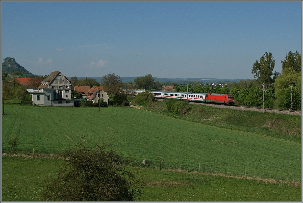 DB 101 mit einem IC (Schwarzwald?) kurz vor Singen.
22. April 2011