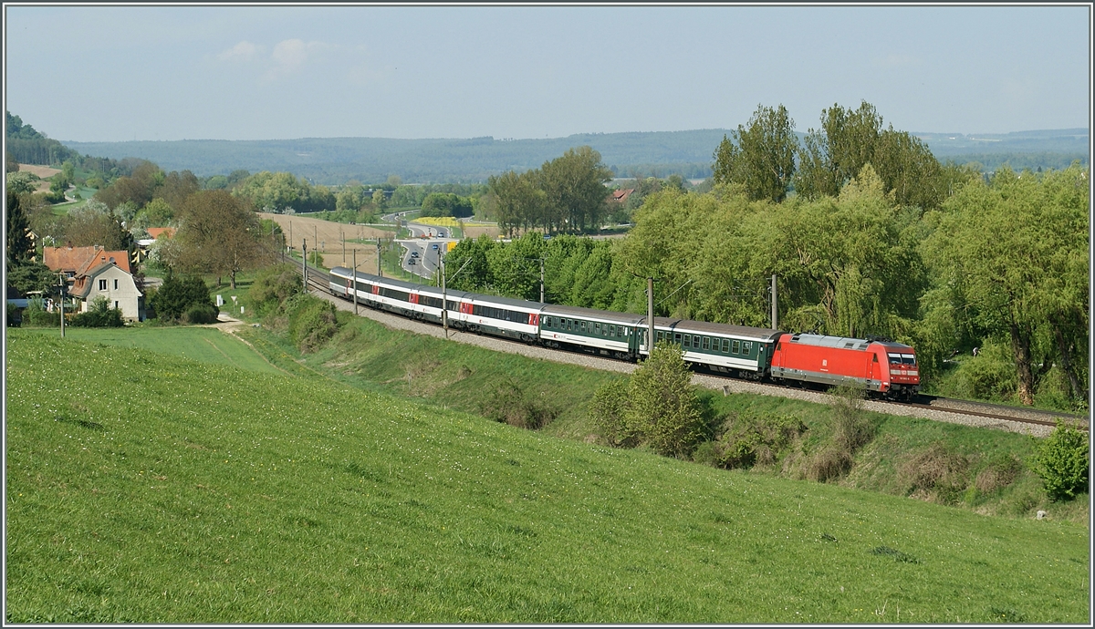 DB 101 mit einem IC Stuttgart - Zürich kurz vor Singen.
22. April 2011