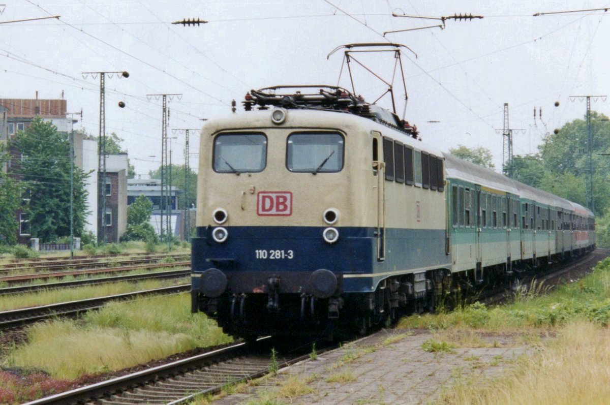 DB 110 281 hält am 20 Juni 2001 in Köln Deutz.