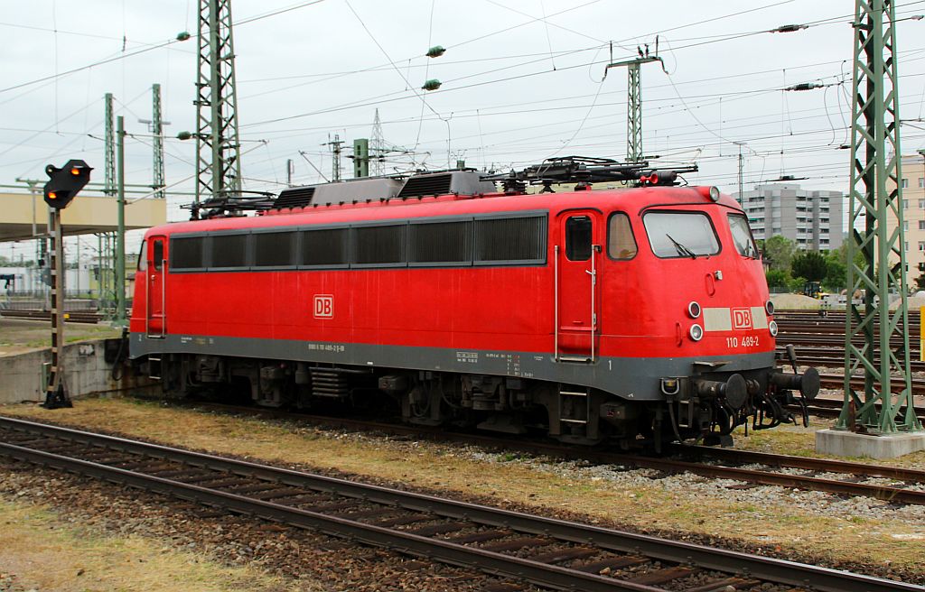 DB 110 489-2 war, nach Auskunft eines DB Mitarbeiters, am 01.06.2012 als Reservelok im Bhf Basel Bad. abgestellt(üaV).