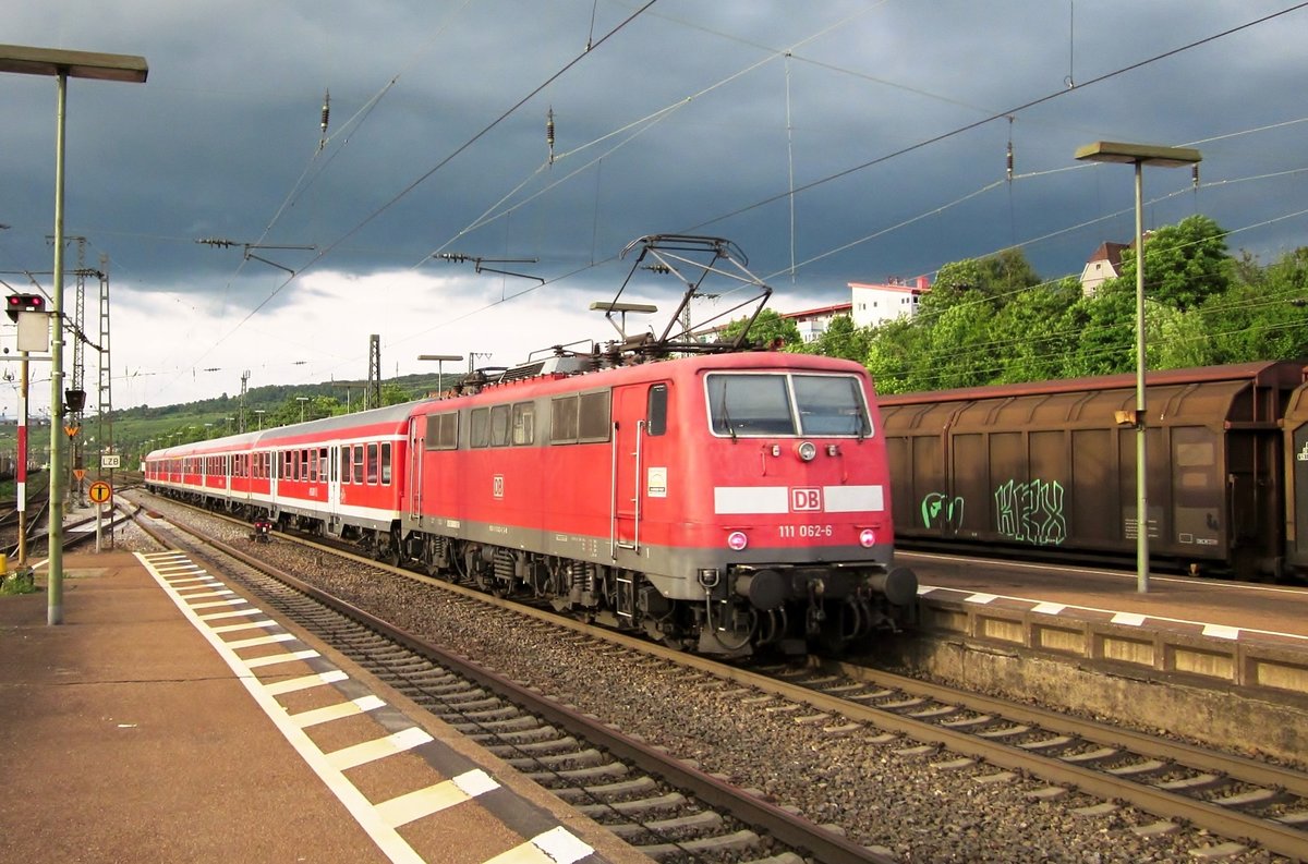 DB 111 062 steht am 28 Juni 2013 in Weil-am-Rhein. 
