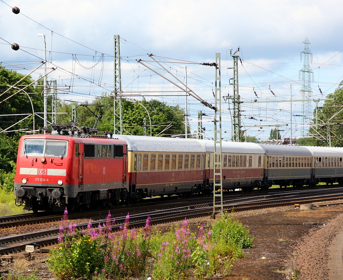 DB 111 124-4 hat hier mit dem IC 2417 Hanseat nach Köln Einfahrt in Hamburg-Harburg(üaVinG). 15.07.2012