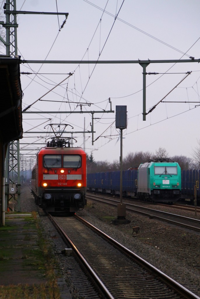 DB 112 140 hat hier mit der RB nach Neumünster Einfahrt in Jübek. 16.12.2013